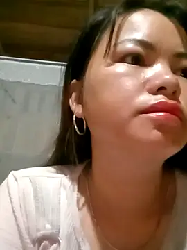 Snapshot of emly-xinh18 chatting on October 29, 9:39 pm emly-xinh18 online show from October 29, 9:39 pm