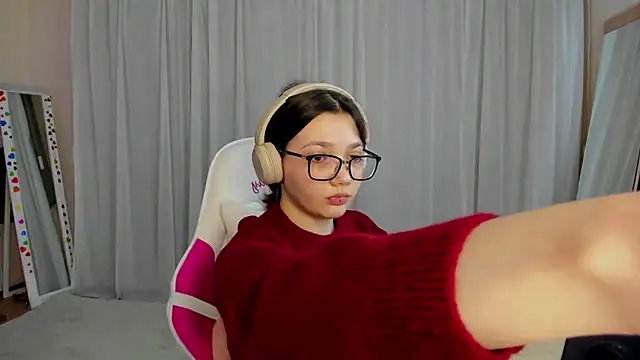 CarolKitty online show from November 4, 8:30 am