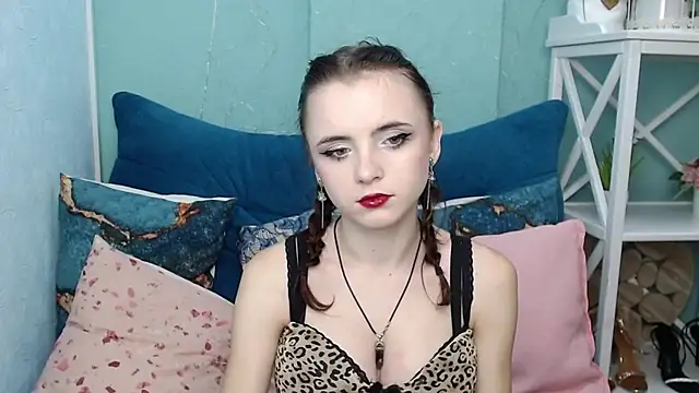 Snapshot of VivienneRo chatting on October 5, 5:01 am VivienneRo online show from October 5, 5:01 am