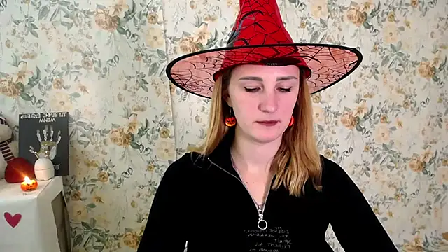 Milana Cutie  online show from October 31, 11:14 am