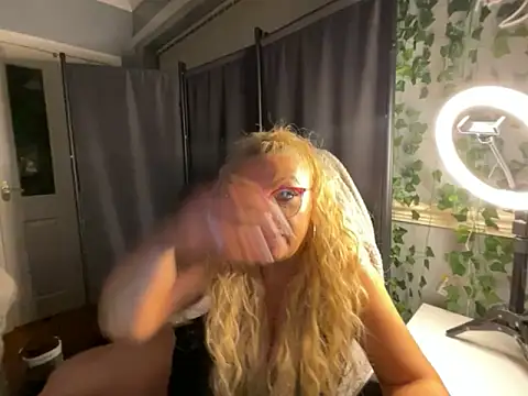 BonnyDesire online show from March 23, 8:04 pm