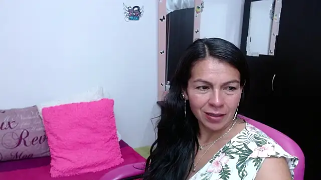 camilavargas  online show from October 15, 11:40 pm