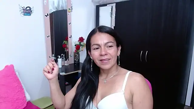 camilavargas  online show from October 12, 11:07 pm