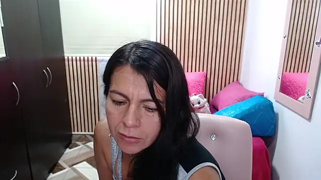 camilavargas  online show from April 17, 9:50 pm