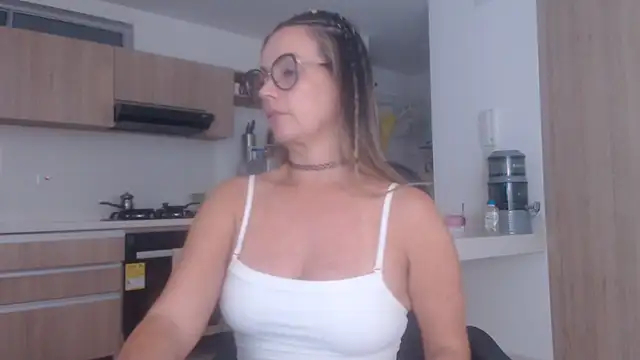 LovePaula online show from October 31, 1:51 am