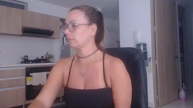 Snapshot of LovePaula chatting on October 23, 12:05 am LovePaula online show from October 23, 12:05 am