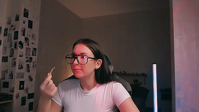 raviolly046 online show from November 7, 1:06 pm