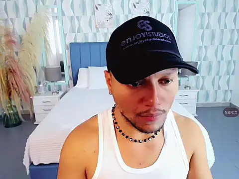 Max Rivers online show from November 3, 7:18 pm