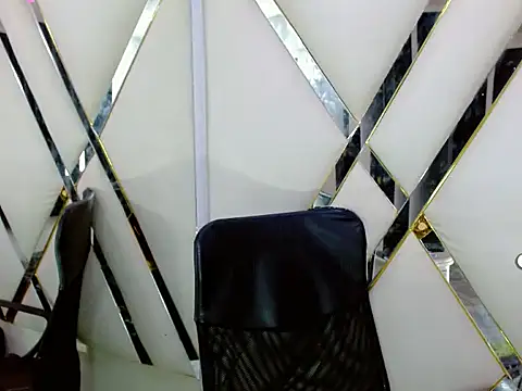 AuroraRoss online show from November 5, 7:19 pm