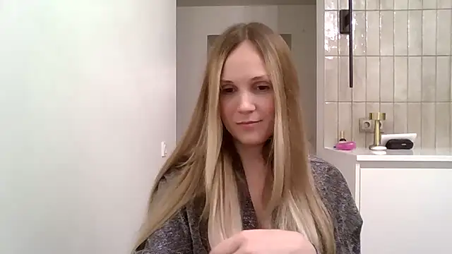 Kyrelinn online show from October 31, 4:44 pm