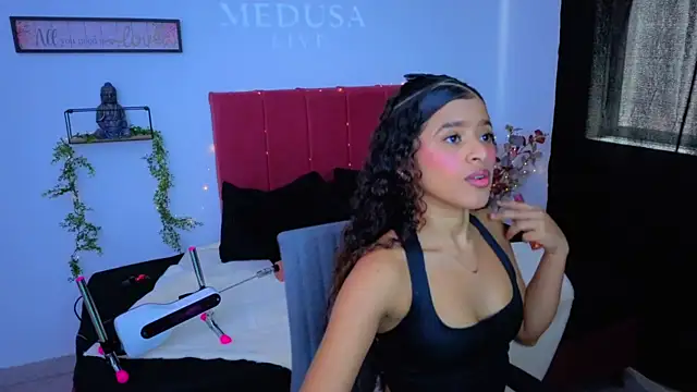 pequitasmedusa9 online show from October 27, 4:46 pm