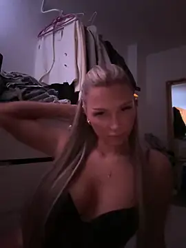 blondeeee online show from March 5, 9:10 pm