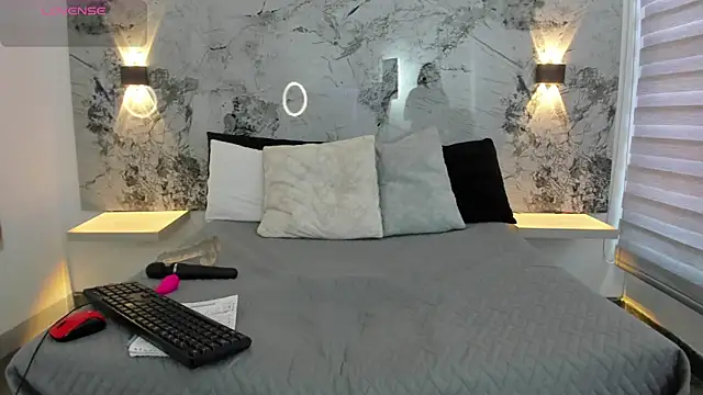 ZOE LE online show from March 13, 12:50 pm