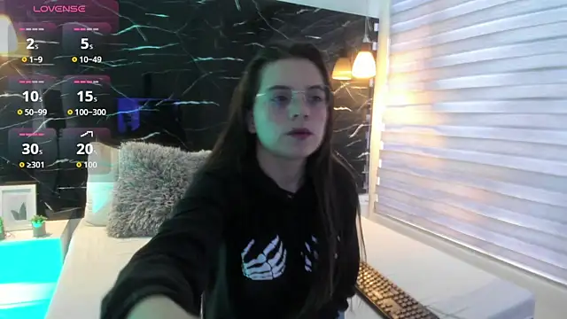 ZOE LE online show from November 4, 11:48 am