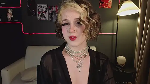 luna son online show from April 17, 9:39 pm