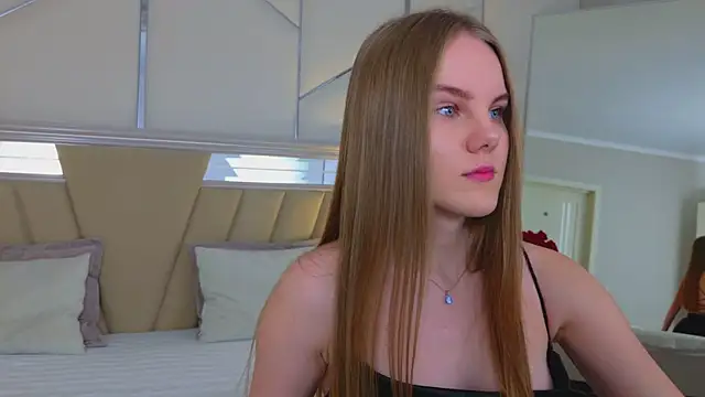 Lili Lohan online show from December 20, 5:17 pm