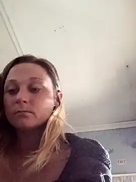 Queen2454 online show from April 1, 4:59 pm