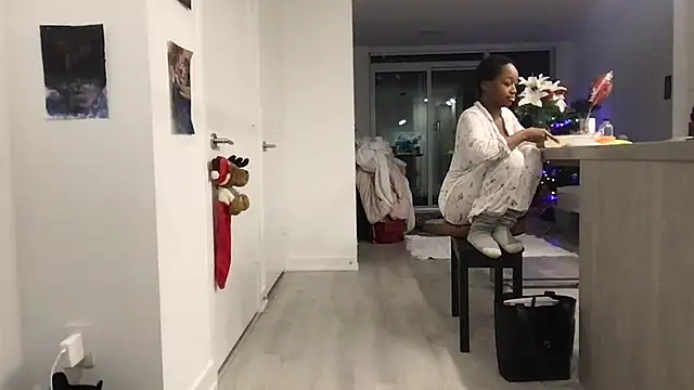 tia   fox online show from February 19, 6:24 am