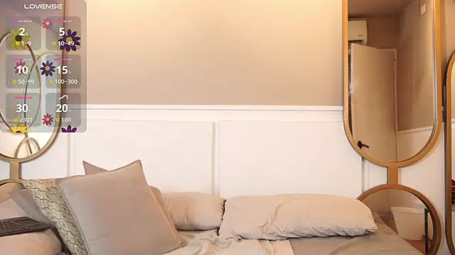 Roxy Vega online show from October 10, 1:16 pm