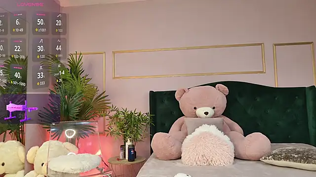 KirraWhite online show from April 2, 5:05 am