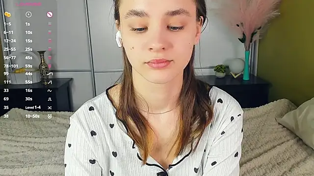 JinnyMcie online show from April 13, 8:04 am