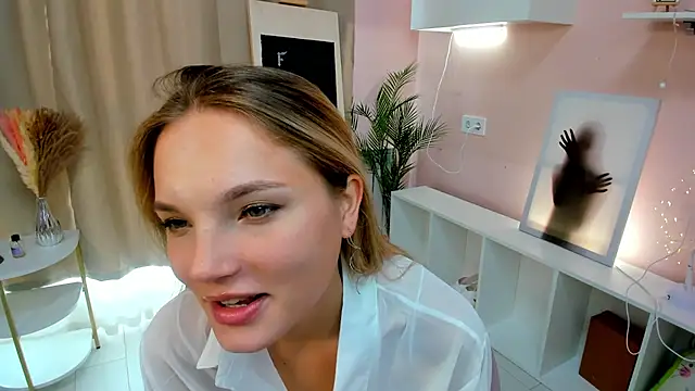 JulieLupo online show from October 8, 6:18 am