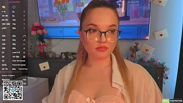 JulieLupo online show from April 3, 1:42 pm