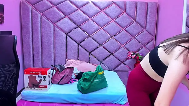 sarah sweett  online show from April 20, 3:04 pm