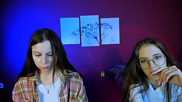 esme moore  online show from October 20, 9:01 am