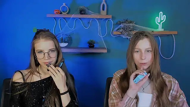 esme moore  online show from October 29, 10:08 am