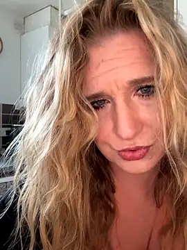 MimiMaee online show from November 19, 10:15 am