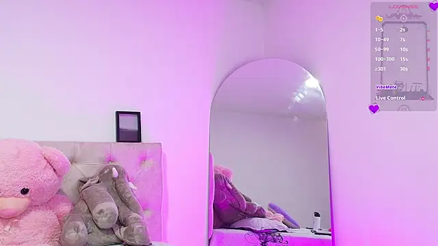 SoofiKiss online show from December 18, 9:30 pm