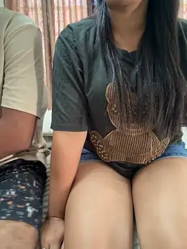 vickyandtania online show from April 6, 7:20 am