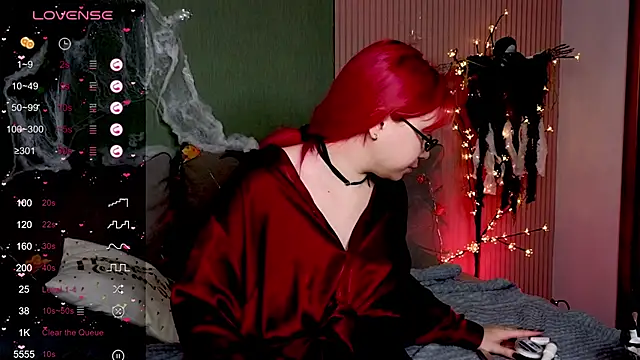 Klee Love online show from November 3, 4:16 am