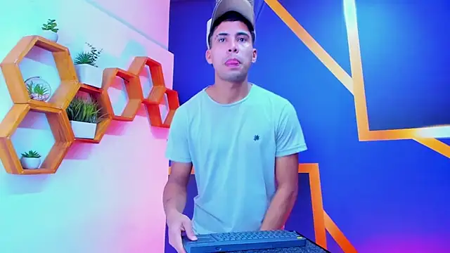 Play boys Hot2 online show from October 11, 3:59 pm