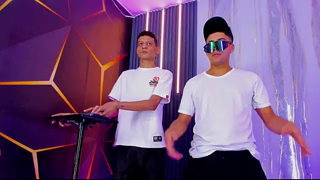 Play boys Hot2 online show from November 20, 5:08 am