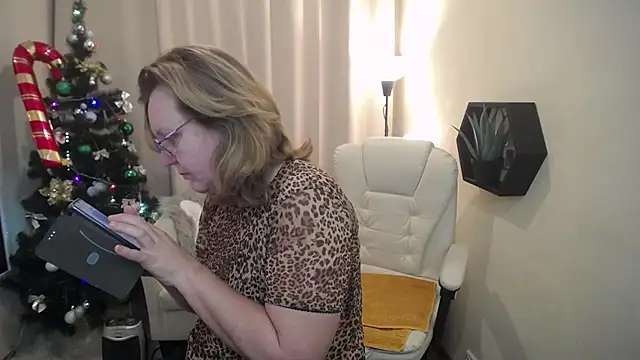 VestaWoody online show from December 22, 7:33 am