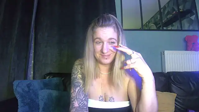 Delichieuse5 online show from February 3, 8:34 pm