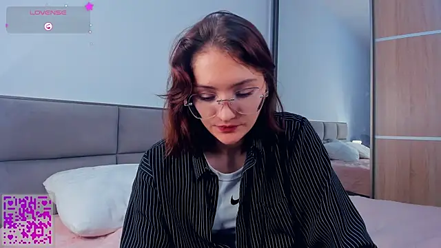 LorrieDegonia online show from October 21, 4:05 am