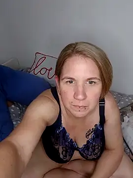 Snapshot of LaceyWestxx chatting on October 25, 5:09 pm LaceyWestxx online show from October 25, 5:09 pm