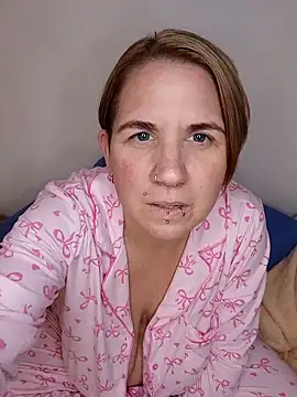 Snapshot of LaceyWestxx chatting on November 1, 6:45 pm LaceyWestxx online show from November 1, 6:45 pm