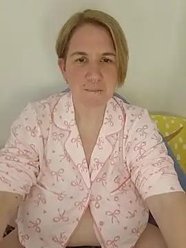 Snapshot of LaceyWestxx chatting on October 20, 6:11 pm LaceyWestxx online show from October 20, 6:11 pm