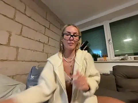 goddesemiiyy online show from February 8, 5:38 pm