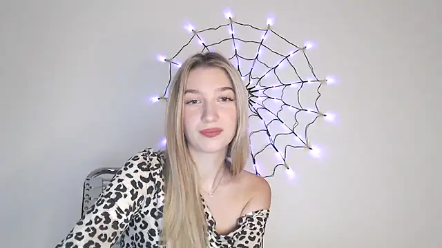 Lucyreeel  online show from October 22, 2:00 pm