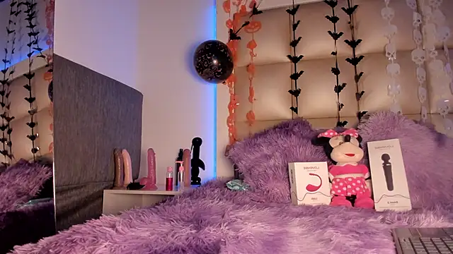 Mia Petitejs online show from October 17, 5:43 am