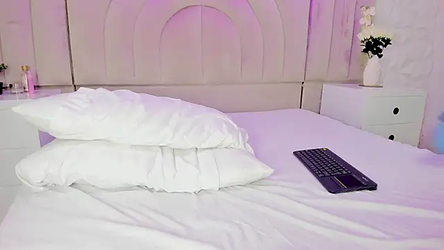 rebeca brown  online show from January 16, 12:01 pm