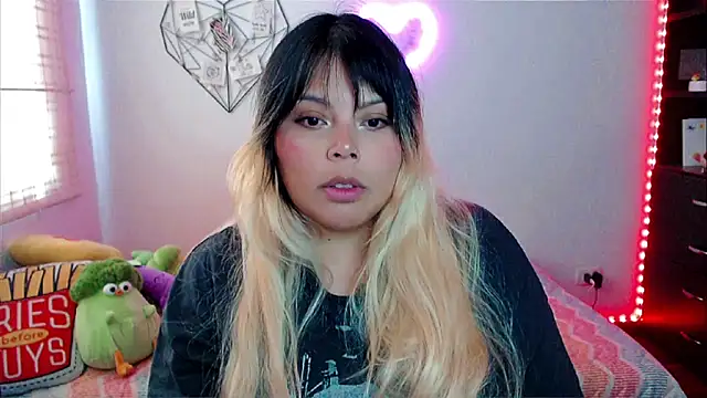 EllieMoonX online show from March 7, 7:43 pm