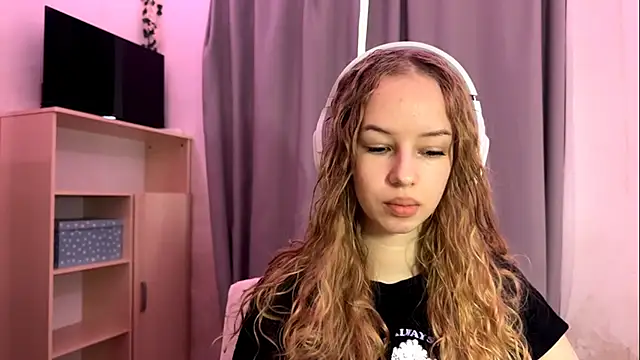 LunaCrave online show from October 15, 5:21 am