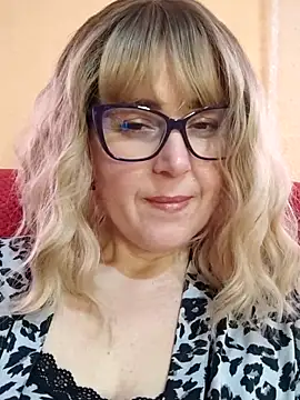 Amelialove42 online show from May 8, 1:14 pm