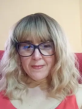 Amelialove42 online show from May 15, 2:20 pm